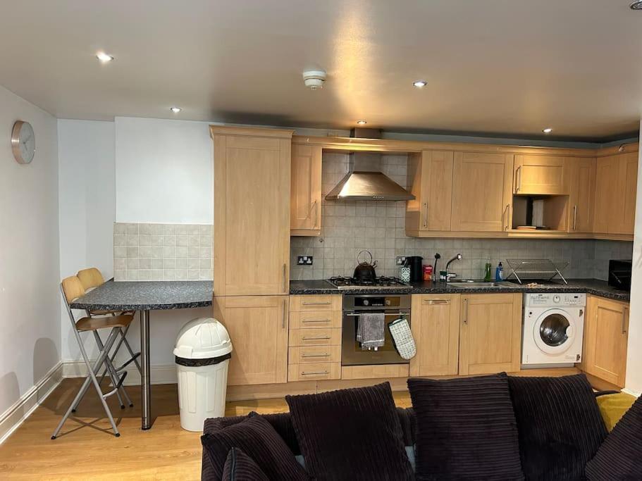 Apartment 2 En And Large Kitchen