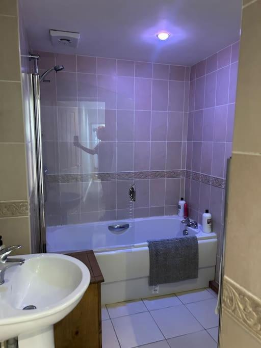 2 En And Large Kitchen Apartment