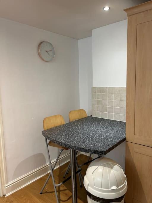 2 En And Large Kitchen Apartment